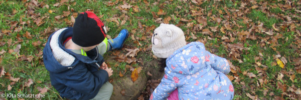 Kinder spielen in der Wiese