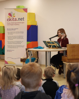 Sabine Bohlmann liest in der Spielarche Kissing vor. 