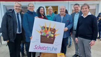 Von links: Matthias Krauß und Anka Leiner (Geschäftsführung ekita.net), Einrichtungsleiterin Martina Grunow, Dagmar Werkmann, Bürgermeister Paul Metz, 2. Bürgermeister Michael Smischek mit Pfarrer Adam Weiner von der Ev. Friedenskirche).