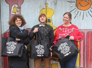 Eine Vertreterin des Elternbeirats sowie Mitarbeitende der Kita St. Ulrich mit den Taschen der Aktion „Support Your Neighbour“.